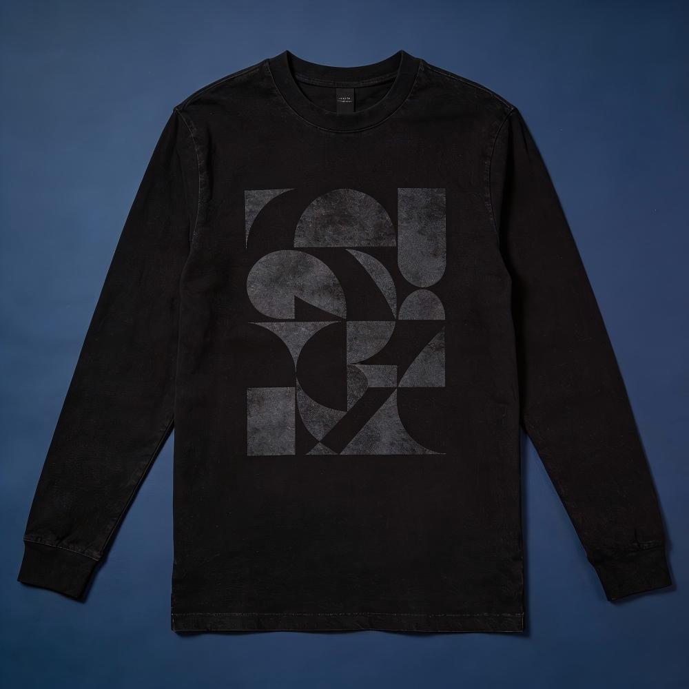 Black geometric long-sleeved T-shirt, simple, versatile, and flattering for all body types.